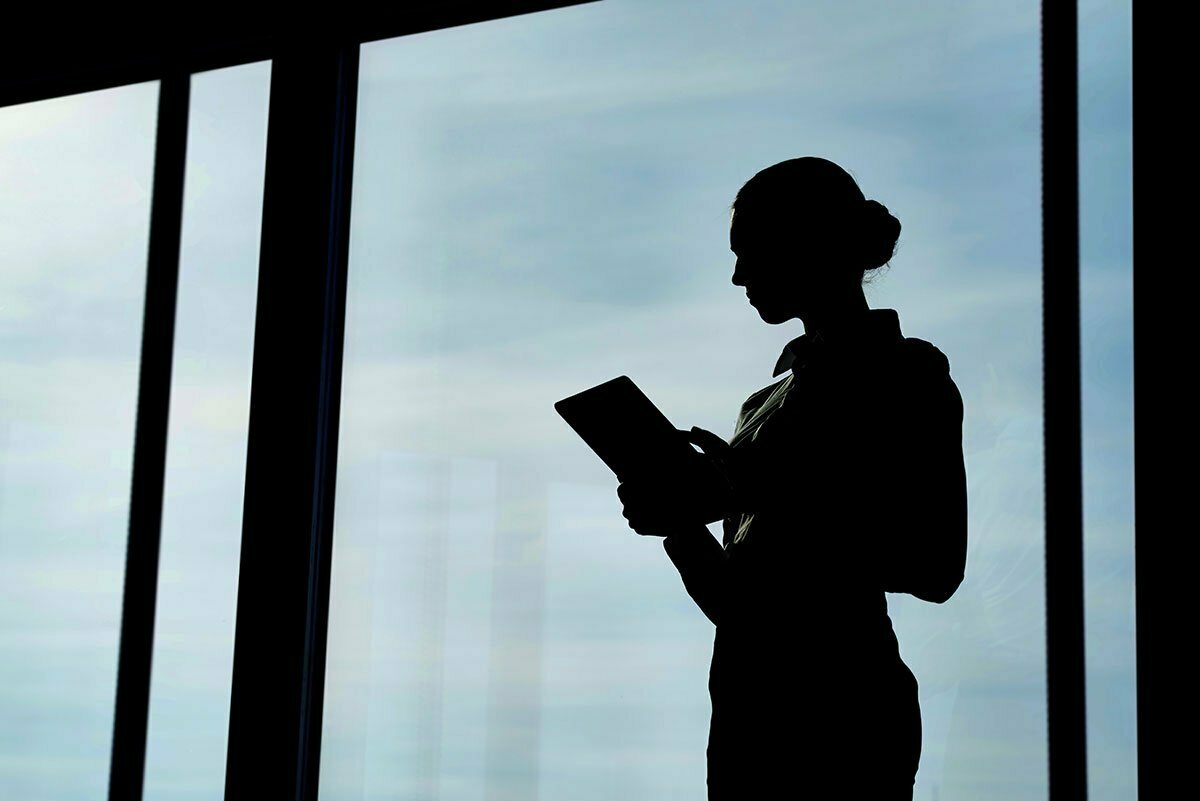 silhouette-of-woman-on-tablet